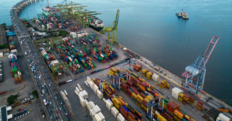 Porto com contêineres destaca a segurança portuária terceirizada em ação.