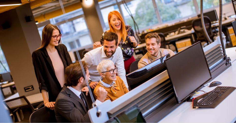 Funcionarios conversando sobre Cultura De Seguranca