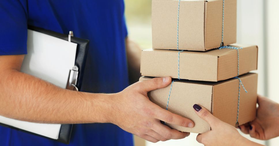 Homem fazendo Serviço De Mensageiro Terceirizado