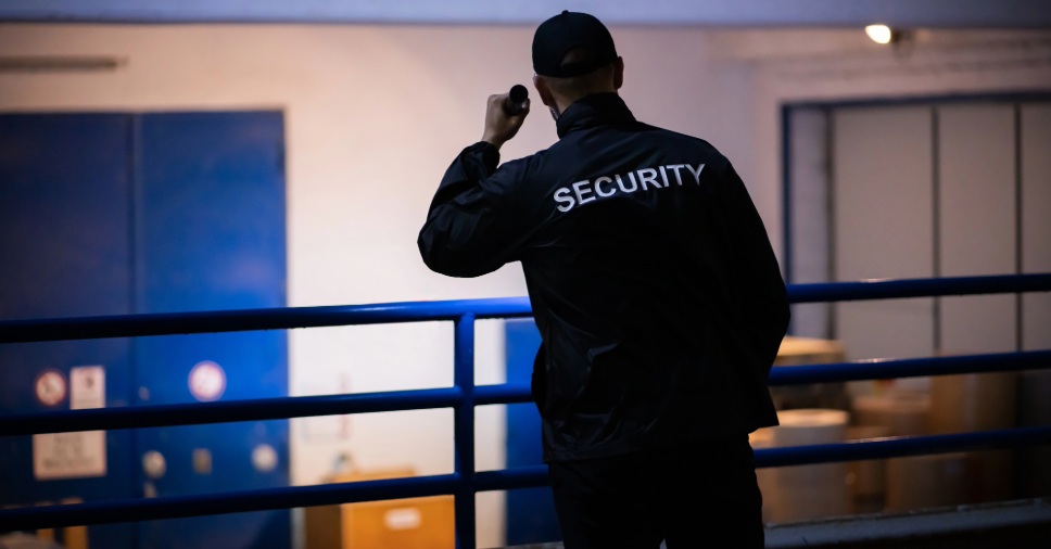 Agente de segurança em ponto estratégico para garantir a ronda patrimonial de sucesso.