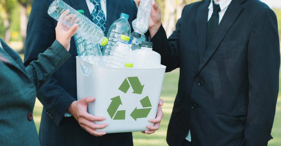 Profissional higieniza escritório com produtos ecológicos para uma limpeza corporativa sustentável.