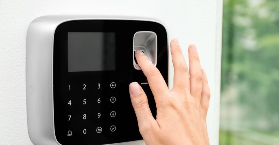 Identificação por digital e biometria destaca a segurança do controle de acesso para empresas.