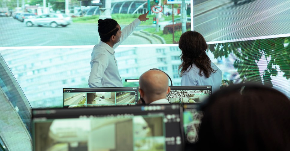 Funcionários fazendo a vigilância patrimonial preventiva