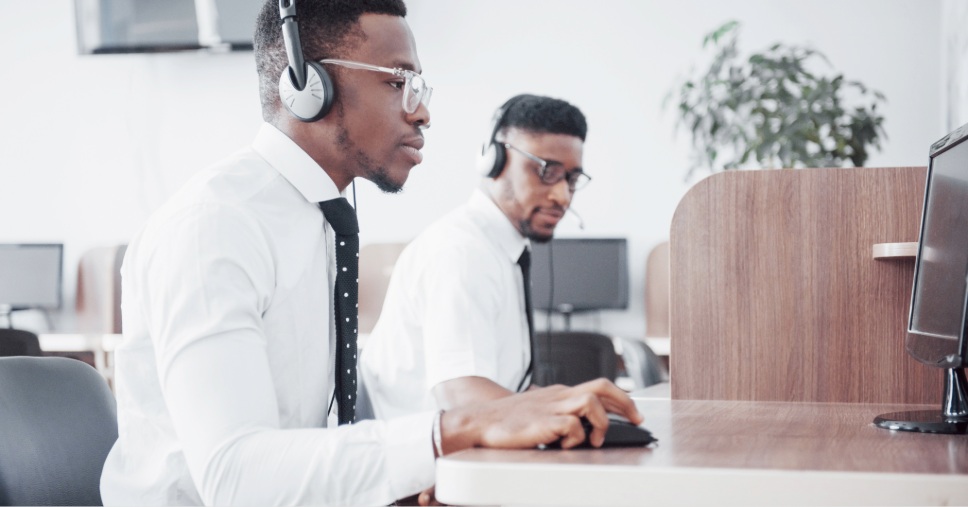 Colaboradores realizando atendimento corporativo terceirizado